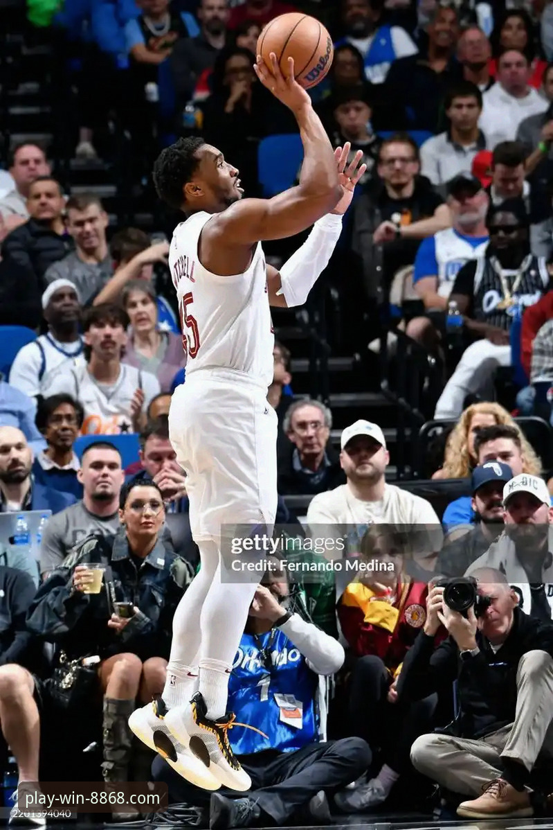 骑士力克魔术取四连胜，米切尔42分闪耀全场